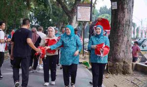 Semarak HUT ke-81 RI, TP-PKK Palembang Bagikan 5.000 Bendera Merah Putih Semarak HUT ke-81 RI, TP-PKK Palembang Bagikan 5.000 Bendera Merah Putih