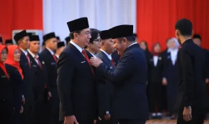 Gubernur Herman Deru Serahkan Satyalancana Karya Satya kepada 491 PNS, Tegaskan Take Home Pay Tak Dikurangi