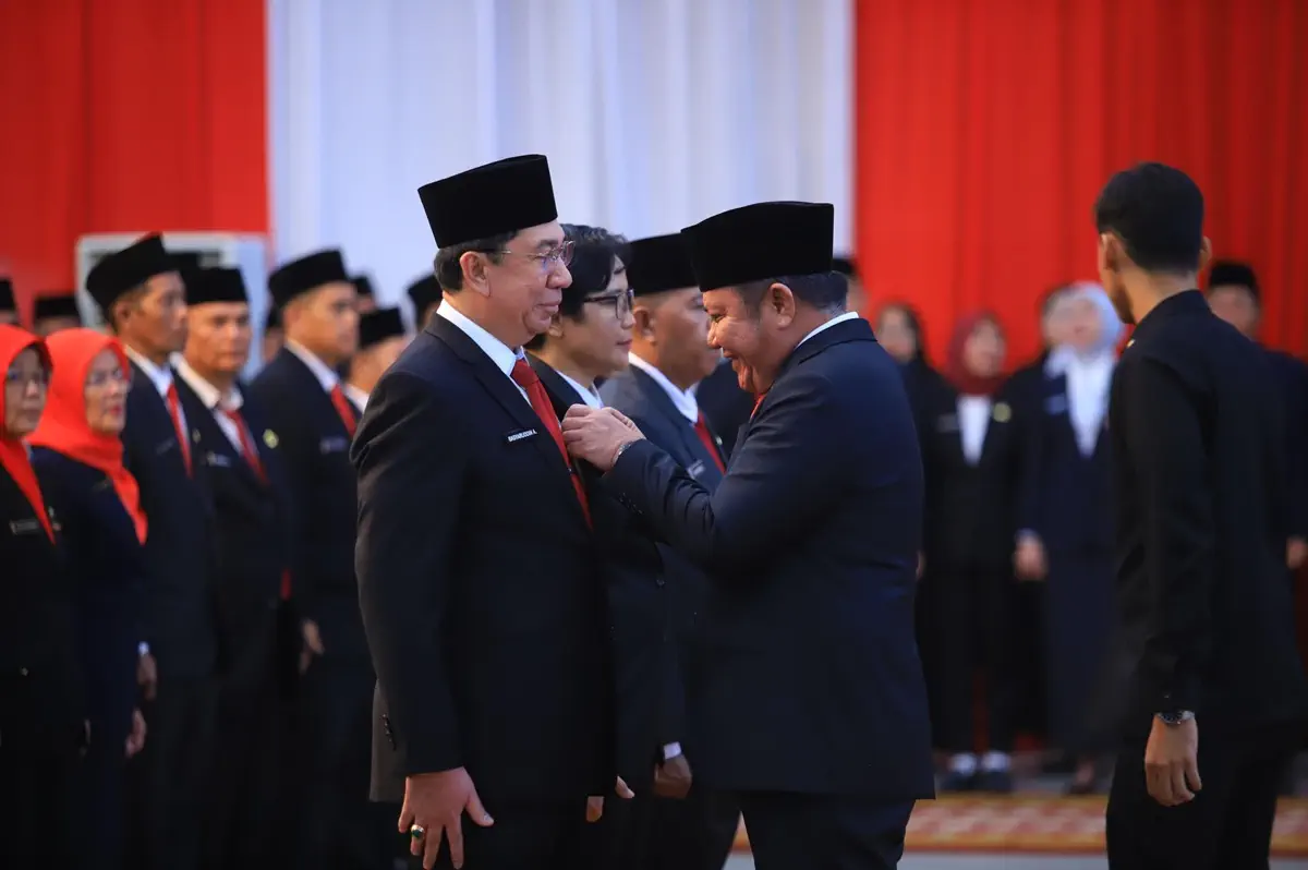 Gubernur Herman Deru Serahkan Satyalancana Karya Satya kepada 491 PNS, Tegaskan Take Home Pay Tak Dikurangi