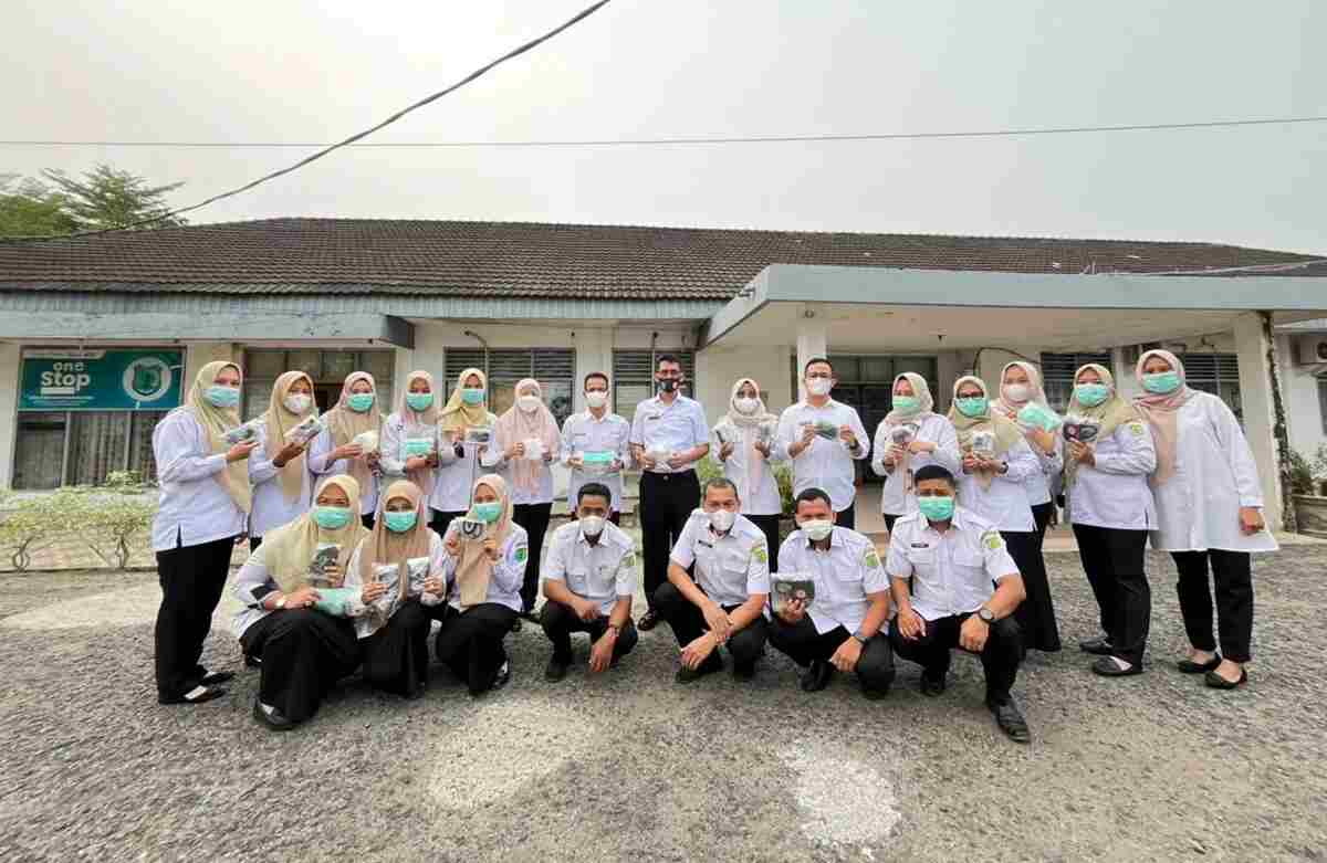 Peduli Kesehatan Warga, BKPSDM Muba Bagikan Masker di Tengah Kualitas Udara yang Perlu Diwaspadai