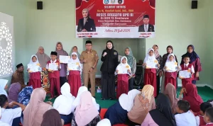 Amaliah Sobli Salurkan Puluhan PIP untuk Siswa SDN 15 Sembawa Saat Reses Amaliah Sobli Salurkan Puluhan PIP untuk Siswa SDN 15 Sembawa Saat Reses