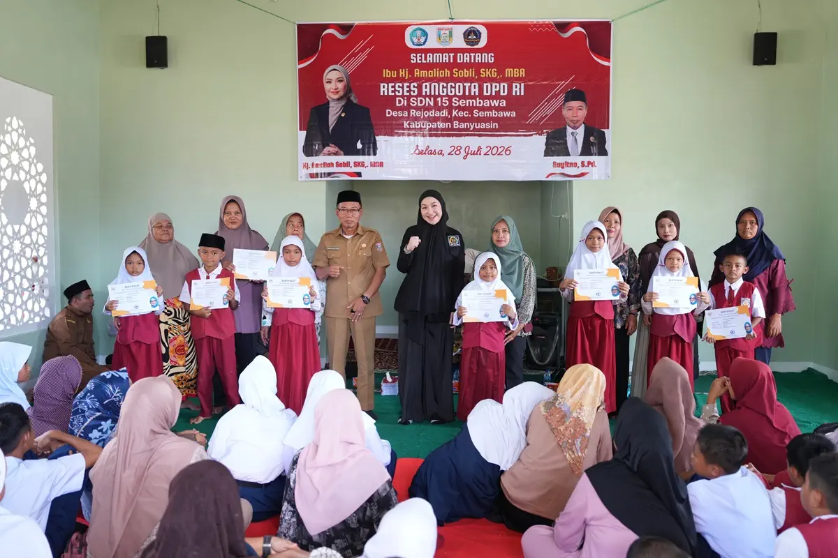 Amaliah Sobli Salurkan Puluhan PIP untuk Siswa SDN 15 Sembawa Saat Reses