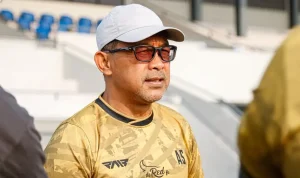 Aji-Santoso-Percaya-Diri-De-Red-FC-Siap-Tempur-di-Laga-Perdana-1788938279 Aji Santoso Pastikan De Red FC Siap Hadapi Laga Perdana Championship 2026/27