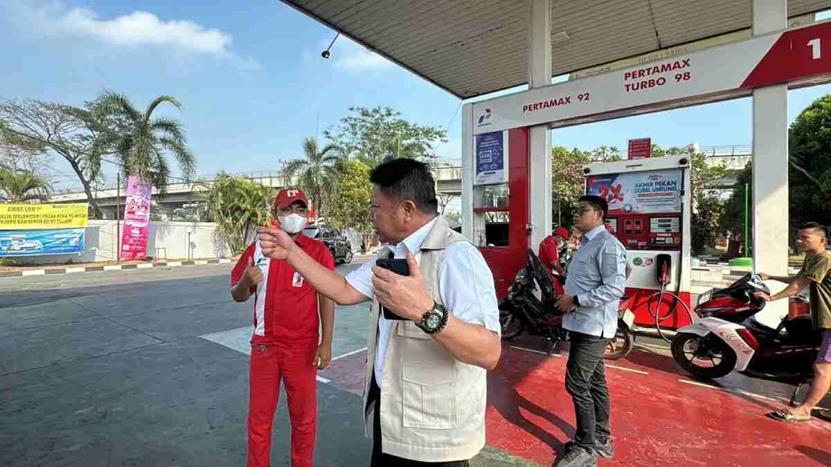 Herman Deru Tinjau Antrean BBM di SPBU Kebun Bunga, Minta Pertamina Segera Normalisasi Pasokan