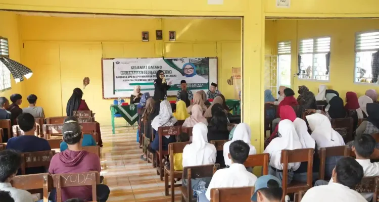 Amaliah Sobli Kembali Sosialisasikan 4 Pilar MPR RI di Plaju, Sekaligus Salurkan Beasiswa