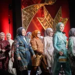 Gambo Muba Tampil di Fashion Show Kriyanusa 2026, Hj Patimah Toha Kenakan Busana Oranye