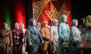 Gambo Muba Tampil di Fashion Show Kriyanusa 2026, Hj Patimah Toha Kenakan Busana Oranye