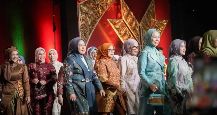 Gambo Muba Tampil di Fashion Show Kriyanusa 2026, Hj Patimah Toha Kenakan Busana Oranye