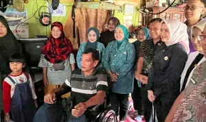 PKK-Palembang Program Palembang Peduli, Dewi Sastrani Salurkan Bantuan untuk Warga Penderita Stroke