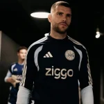 Maarten Paes dan Nathan Tjoe-A-On Berduel, Ajax Hancurkan Willem II 5-1