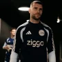 Maarten Paes dan Nathan Tjoe-A-On Berduel, Ajax Hancurkan Willem II 5-1