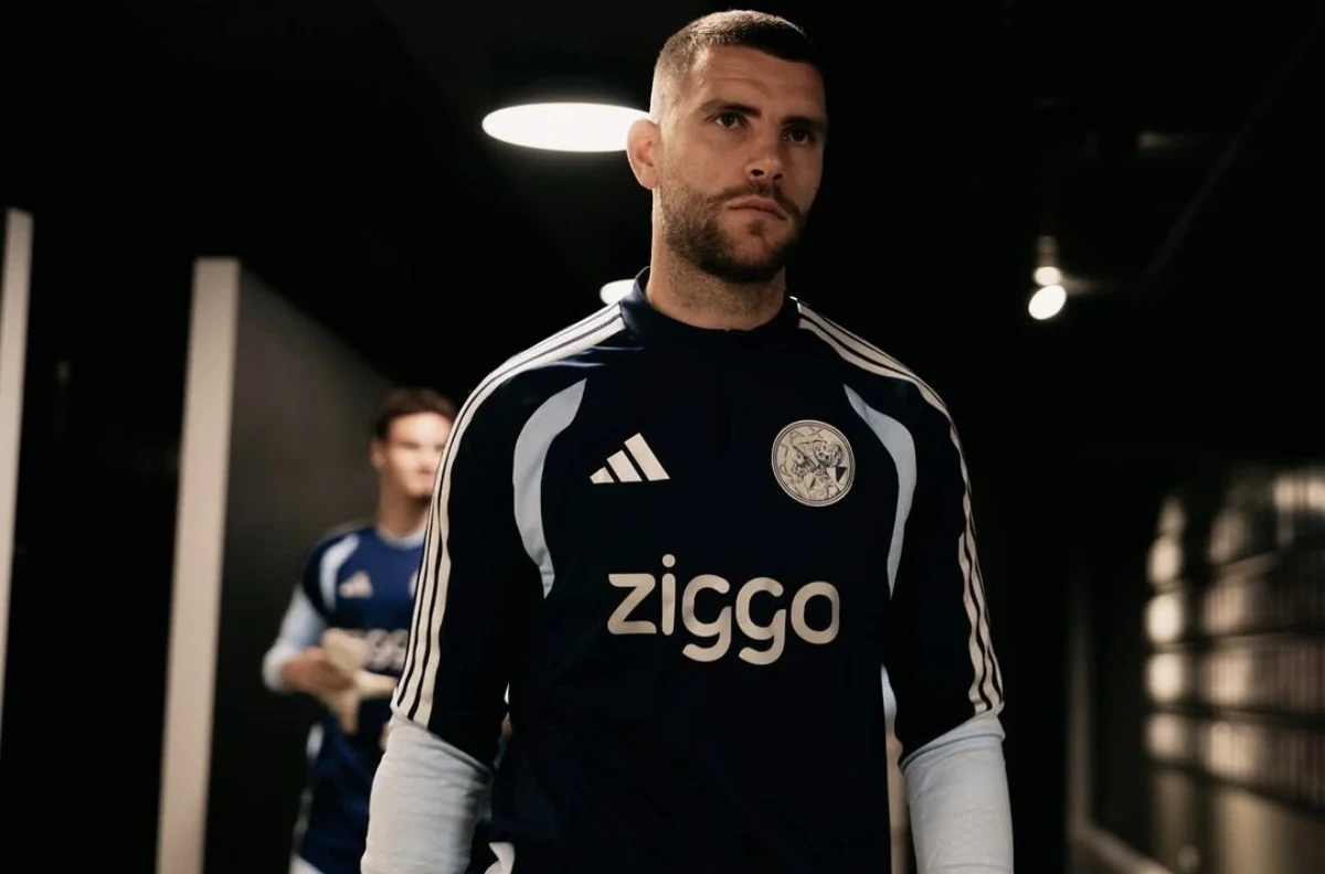 Maarten Paes dan Nathan Tjoe-A-On Berduel, Ajax Hancurkan Willem II 5-1