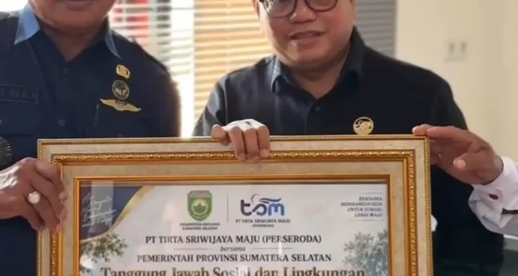 PT Tirta Sriwijaya Maju Salurkan Bantuan Paving Block untuk Kantor Desa Talang Buluh
