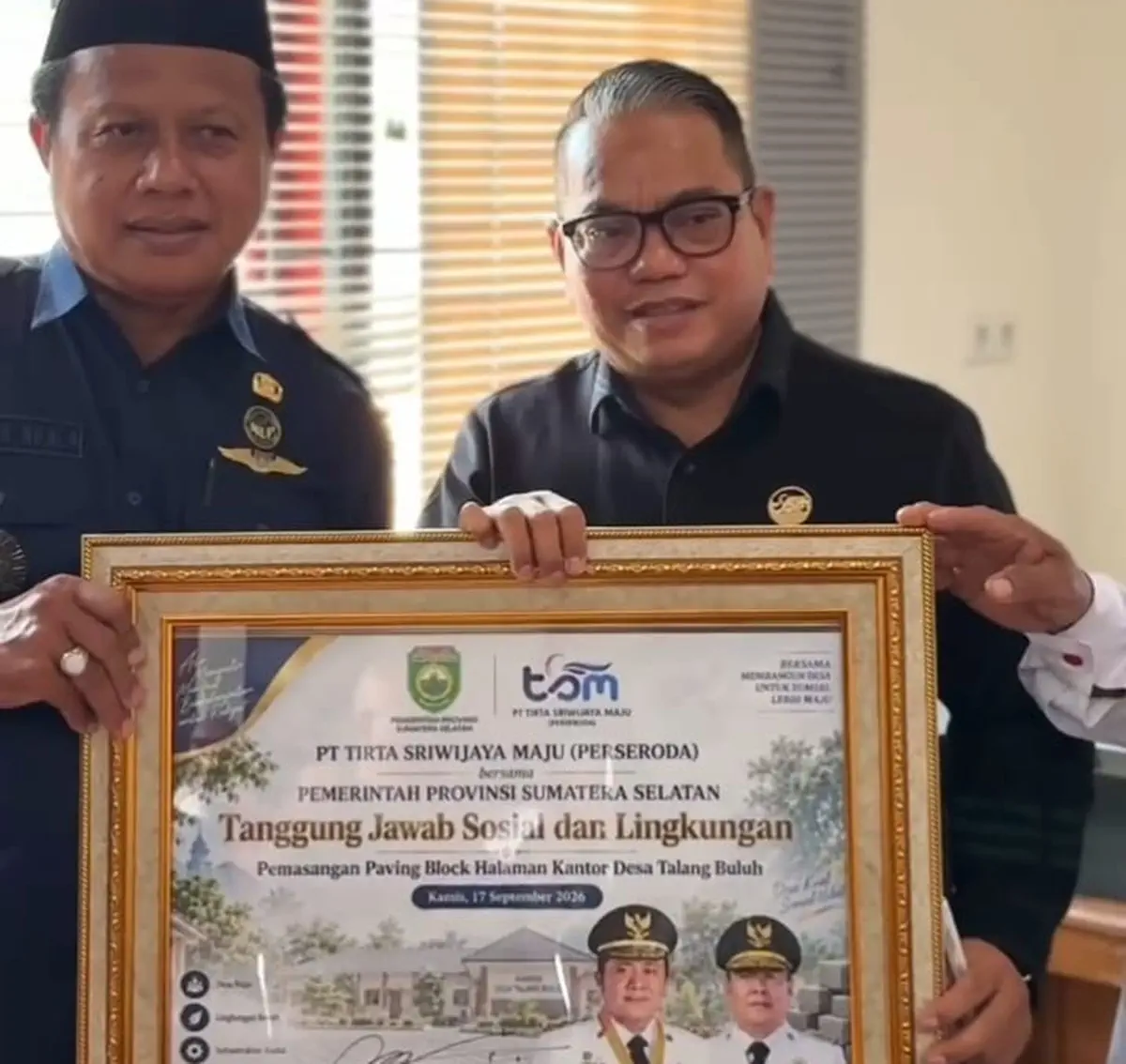 PT Tirta Sriwijaya Maju Salurkan Bantuan Paving Block untuk Kantor Desa Talang Buluh