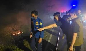 Sekda Muba Turun Langsung Padamkan Karhutbunlah di Lais, 1 Hektare Lahan Terdampak
