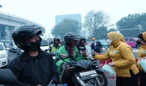 Peduli Warga Terdampak Kabut Asap, Lidyawati Cik Ujang Bagikan Masker di Palembang