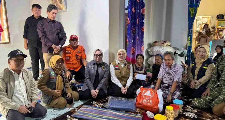 Anggota DPD RI Hj Eva Susanti Kunjungi Korban Puting Beliung di Banyuasin, Apresiasi Respons Cepat Pemda