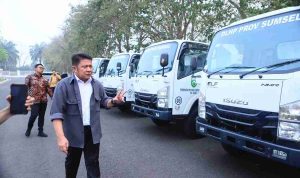 Perkuat Penanganan Karhutla, Herman Deru Serahkan 3 Truk dan 2 Motor Bak untuk Palembang