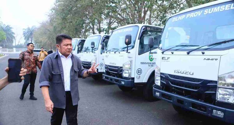 Perkuat Penanganan Karhutla, Herman Deru Serahkan 3 Truk dan 2 Motor Bak untuk Palembang