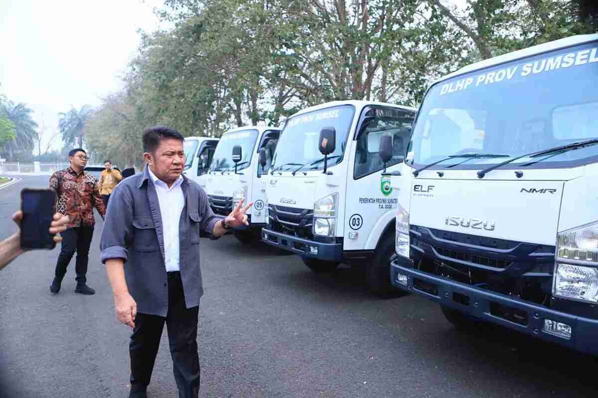 Perkuat Penanganan Karhutla, Herman Deru Serahkan 3 Truk dan 2 Motor Bak untuk Palembang