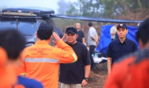 Bermalam di Posko Karhutla OKI, Herman Deru Apresiasi Perjuangan Petugas dan Tekankan Keselamatan