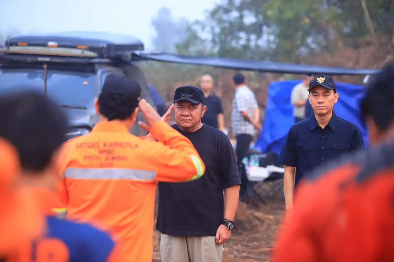 Bermalam di Posko Karhutla OKI, Herman Deru Apresiasi Perjuangan Petugas dan Tekankan Keselamatan