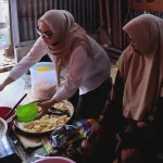 Anggota DPD RI Hj Eva Susanti Kunjungi UMKM Rempeyek di Sentosa, Serap Aspirasi dan Salurkan Bantuan