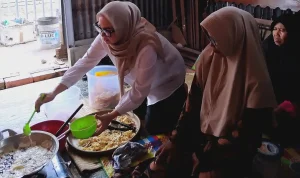 Anggota DPD RI Hj Eva Susanti Kunjungi UMKM Rempeyek di Sentosa, Serap Aspirasi dan Salurkan Bantuan
