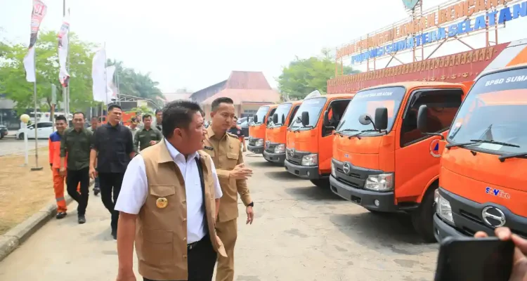 Herman Deru meninjau gudang BPBD Sumsel untuk memastikan kesiapan bantuan Presiden, logistik, dan peralatan penanganan karhutla serta dampak kabut asap.