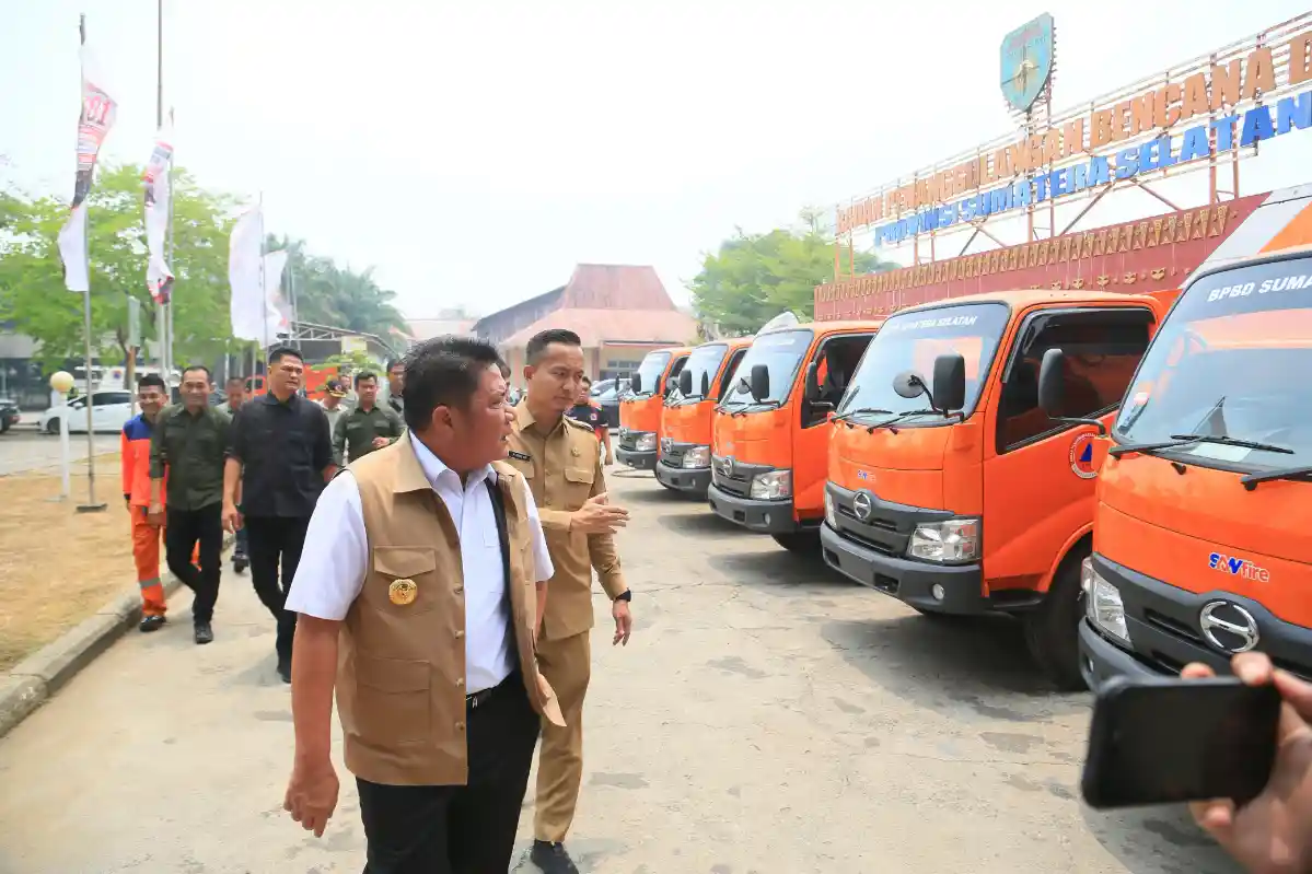 Herman Deru meninjau gudang BPBD Sumsel untuk memastikan kesiapan bantuan Presiden, logistik, dan peralatan penanganan karhutla serta dampak kabut asap.