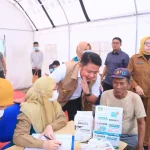 Herman Deru meninjau posko kesehatan Monpera dan Puskesmas Sukarami di Palembang. Pemprov Sumsel memastikan layanan medis gratis bagi warga terdampak kabut asap karhutla.