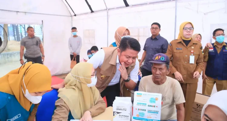 Herman Deru meninjau posko kesehatan Monpera dan Puskesmas Sukarami di Palembang. Pemprov Sumsel memastikan layanan medis gratis bagi warga terdampak kabut asap karhutla.