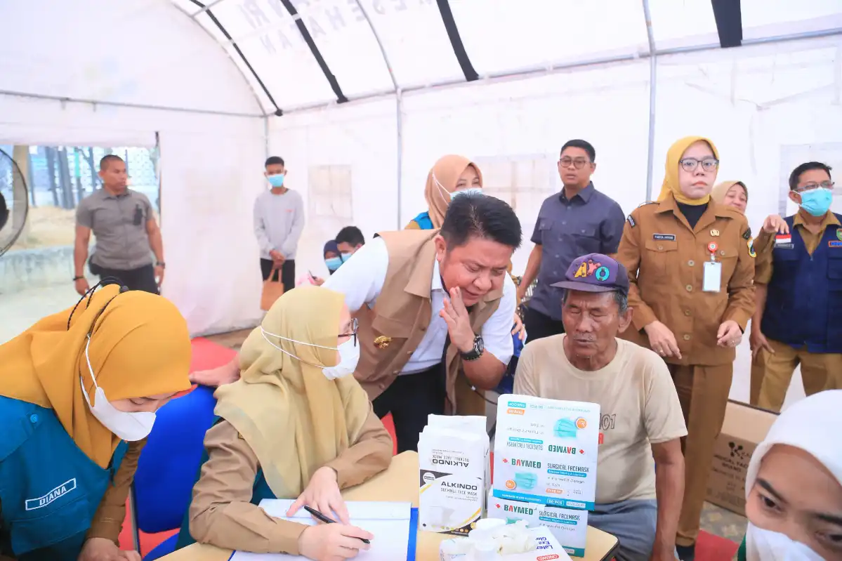 Herman Deru meninjau posko kesehatan Monpera dan Puskesmas Sukarami di Palembang. Pemprov Sumsel memastikan layanan medis gratis bagi warga terdampak kabut asap karhutla.