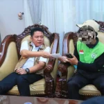 Tepati Janji, Herman Deru Beri Hadiah Rp10 Juta kepada Warga Pelapor Pembakaran Lahan