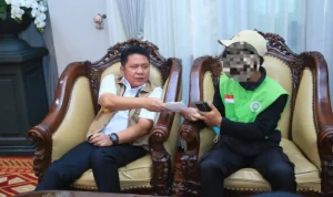 Tepati Janji, Herman Deru Beri Hadiah Rp10 Juta kepada Warga Pelapor Pembakaran Lahan Tepati Janji, Herman Deru Beri Hadiah Rp10 Juta kepada Warga Pelapor Pembakaran Lahan