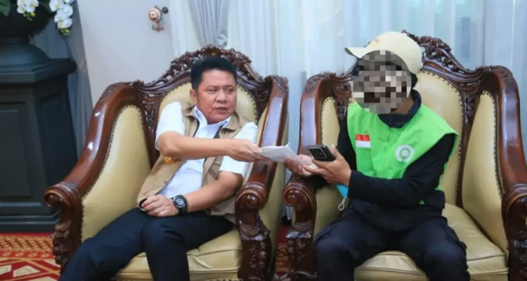 Tepati Janji, Herman Deru Beri Hadiah Rp10 Juta kepada Warga Pelapor Pembakaran Lahan