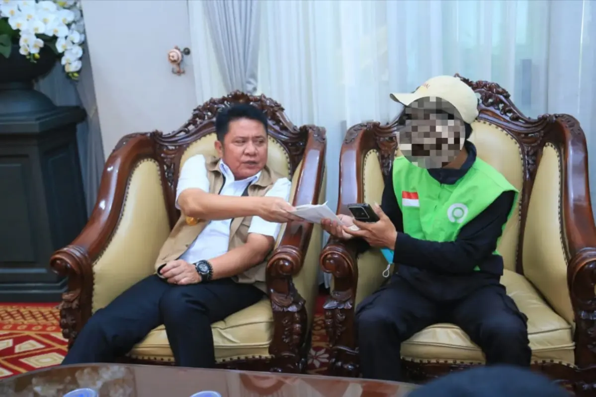 Tepati Janji, Herman Deru Beri Hadiah Rp10 Juta kepada Warga Pelapor Pembakaran Lahan