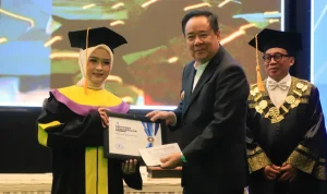 Wisuda UT Palembang, Cik Ujang Tantang Lulusan Berkontribusi Nyata bagi Sumsel