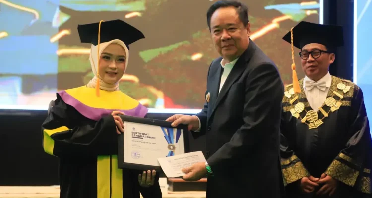 Wisuda UT Palembang, Cik Ujang Tantang Lulusan Berkontribusi Nyata bagi Sumsel