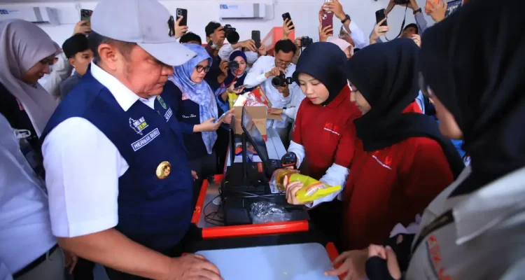 Herman Deru mengecek kesiapan Koperasi Merah Putih III Ilir, Palembang, mulai dari logistik, harga kebutuhan pokok, distribusi elpiji hingga transaksi digital.