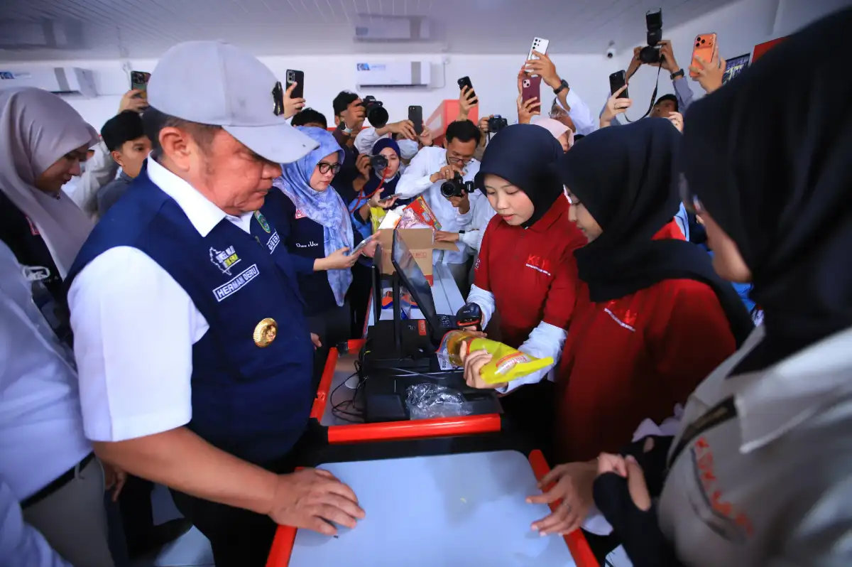 Herman Deru mengecek kesiapan Koperasi Merah Putih III Ilir, Palembang, mulai dari logistik, harga kebutuhan pokok, distribusi elpiji hingga transaksi digital.