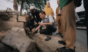 Dari Taman Kota hingga Ruang Aman Asap, Ratu Dewa Salurkan 4.000 Laptop untuk Siswa Miskin. FG : viralsumsel.com