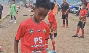 Ken, putra sulung mendiang Lenglolo, mantan penyerang Sriwijaya FC peraih double winner 2007/2008, kini memperkuat SSB PSS U-12 Palembang. FG : viralsumsel.com