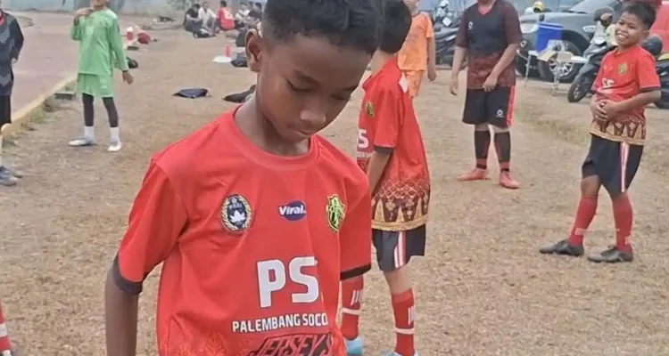 Ken, putra sulung mendiang Lenglolo, mantan penyerang Sriwijaya FC peraih double winner 2007/2008, kini memperkuat SSB PSS U-12 Palembang. FG : viralsumsel.com