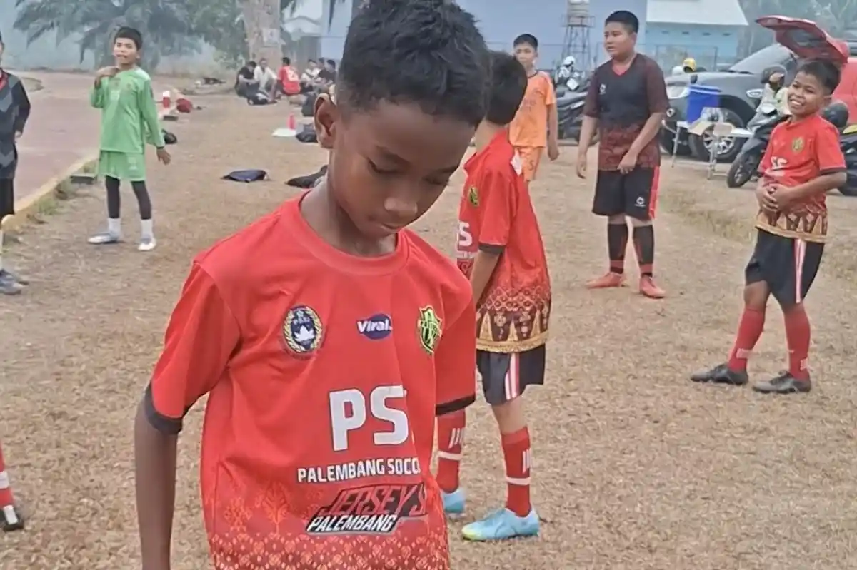 Ken, putra sulung mendiang Lenglolo, mantan penyerang Sriwijaya FC peraih double winner 2007/2008, kini memperkuat SSB PSS U-12 Palembang. FG : viralsumsel.com