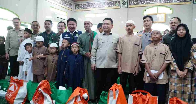 Di Sela Penanganan Karhutla, Herman Deru dan Menko Polkam Santuni Anak Yatim di Palembang