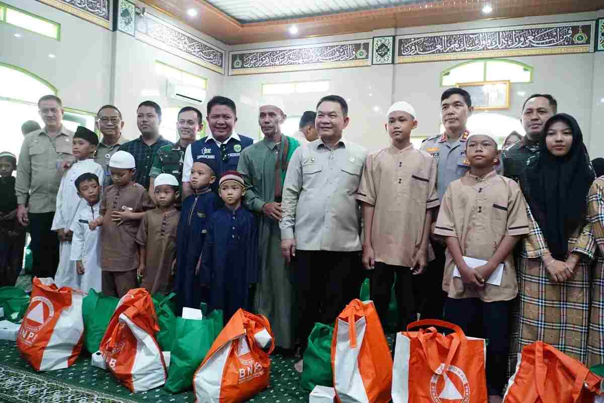 Di Sela Penanganan Karhutla, Herman Deru dan Menko Polkam Santuni Anak Yatim di Palembang