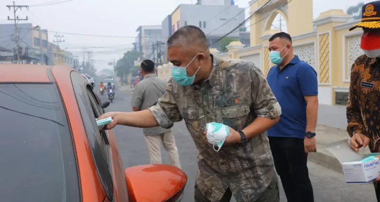 Cegah Dampak Buruk Kualitas Udara, Pemkot Palembang Bagikan 15.000 Masker Gratis